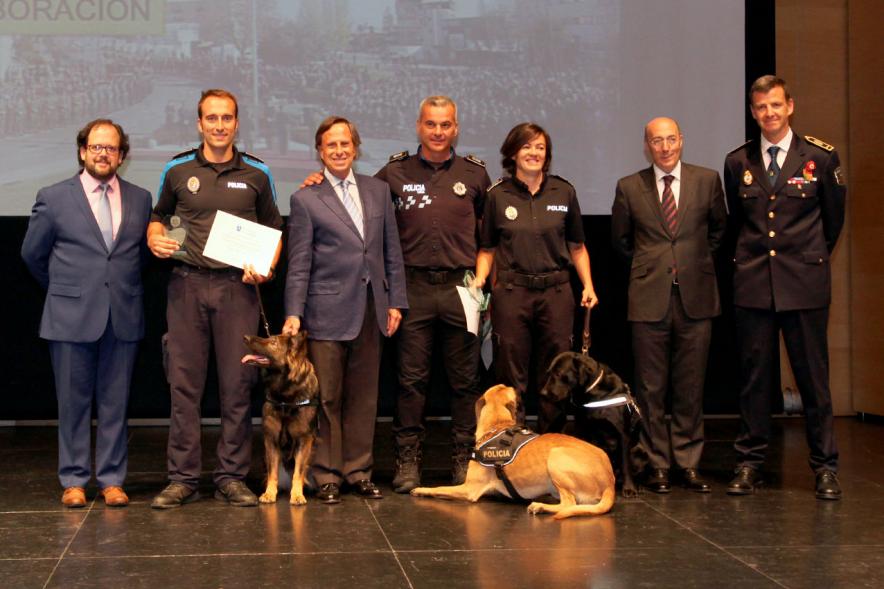Homenaje a la Policía Local - Día de San Juan 2018 - Plano del escenario con una actuación canina policial.