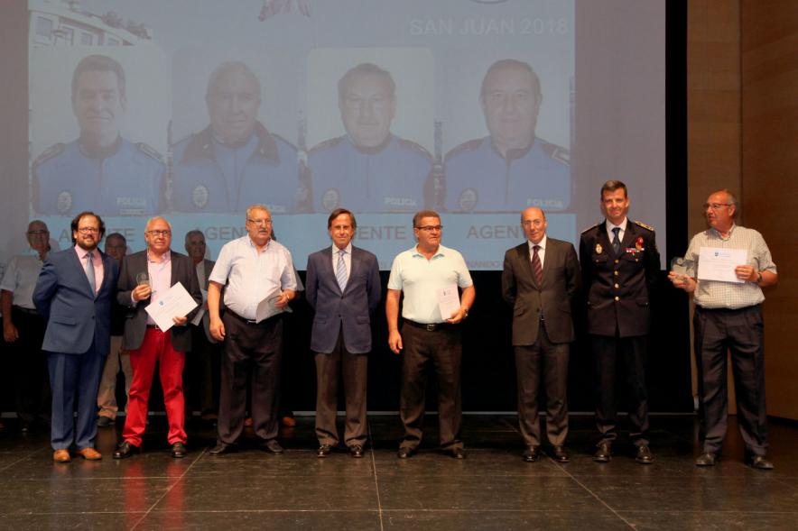 Homenaje a la Policía Local - Día de San Juan 2018 - Posado de las autoridades municipales, los  mandos policiales y los homenajeados.