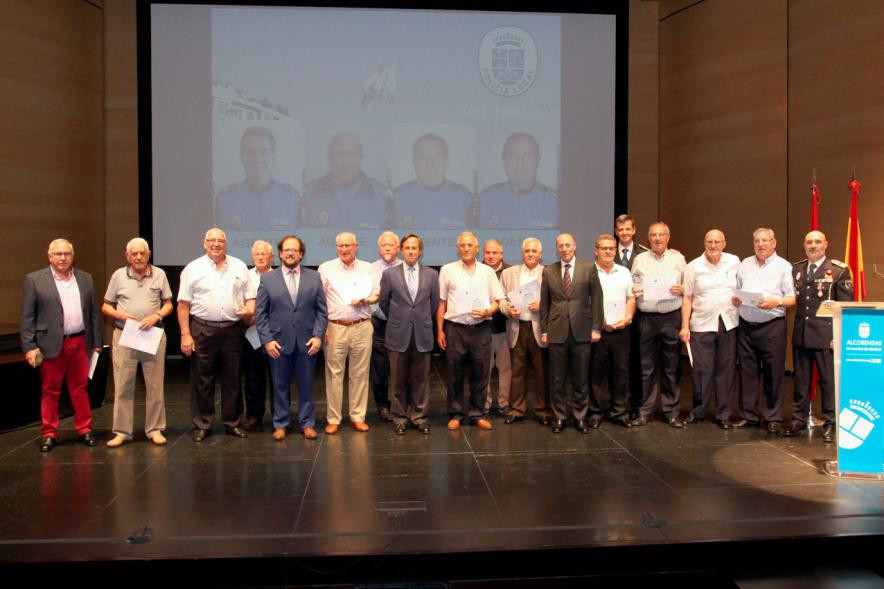 Homenaje a la Policía Local - Día de San Juan 2018 - Posado de las autoridades municipales, los  mandos policiales y los homenajeados.