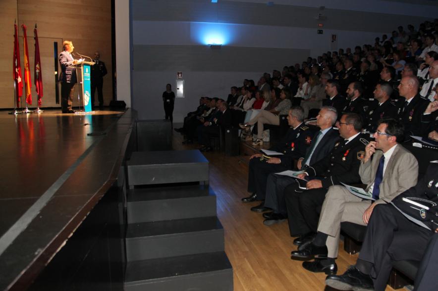 Homenaje a la Policía Local - Día de San Juan 2018 - Imagen lateral de las primeras filas y  del escenario .