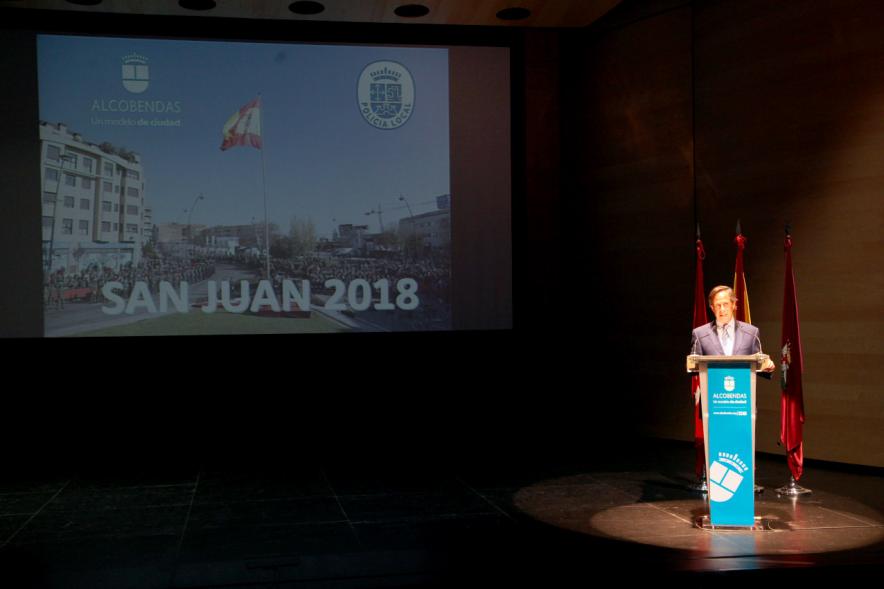Homenaje a la Policía Local - Día de San Juan 2018 - Plano del escenario con  el alcalde y el cartel del evento.