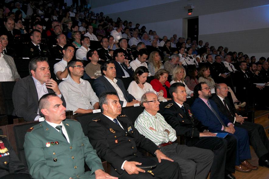 Homenaje a la Policía Local - Día de San Juan 2018 - Imagen de los asistentes al homenaje sentados.