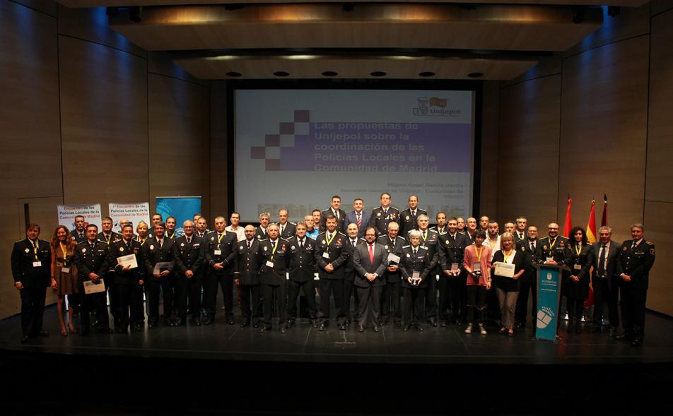 Ier Encuentro de las Policías Locales de la Comunidad de Madrid - Imagen vista panorámica del escenario donde están todos los premiados y autoridades asistentes al acto.