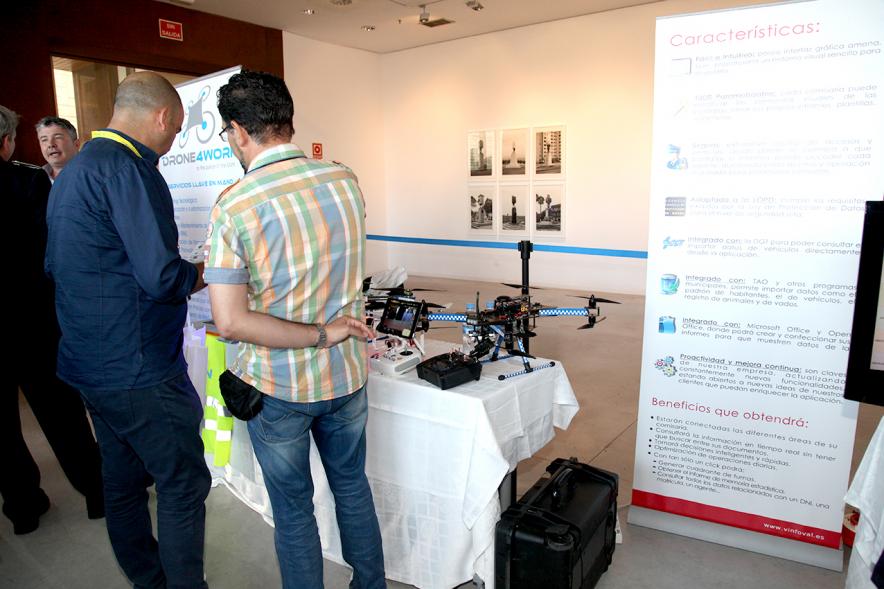 Ier Encuentro de las Policías Locales de la Comunidad de Madrid - Imagen de autoridades visitando instalaciones y mirando una bici eléctrica.