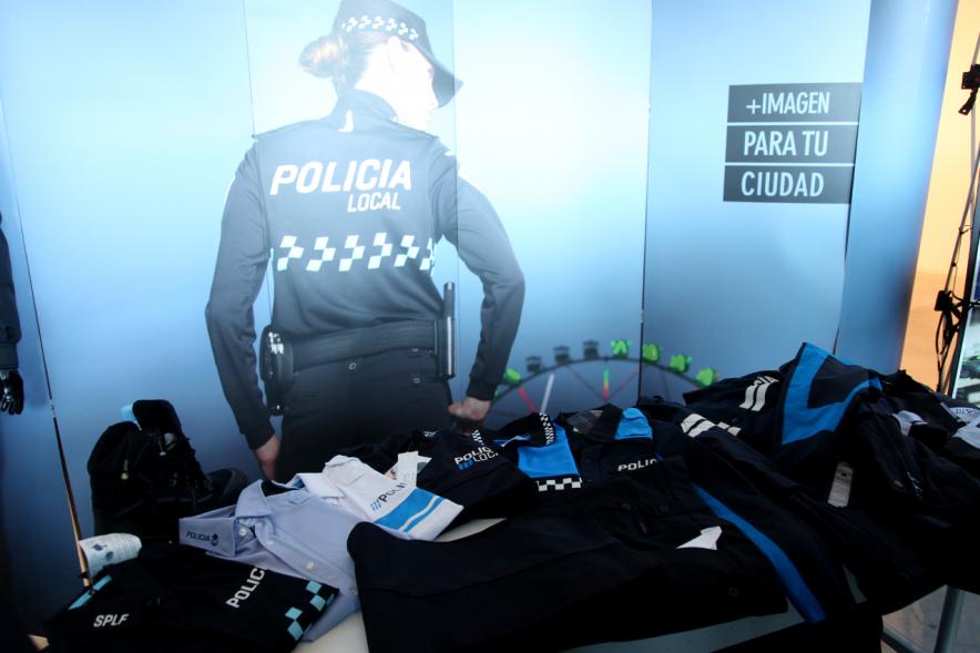 Ier Encuentro de las Policías Locales de la Comunidad de Madrid - Imagen de un stand donde podemos ver la ropa que utiliza la policía.