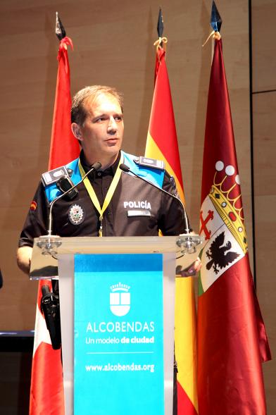 Ier Encuentro de las Policías Locales de la Comunidad de Madrid - Imagen de una de las autoridades presentes dirigiéndose al público presente en el acto.