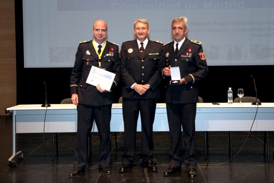 Ier Encuentro de las Policías Locales de la Comunidad de Madrid - Imagen de una persona recibiendo un diploma de mano de una autoridad.