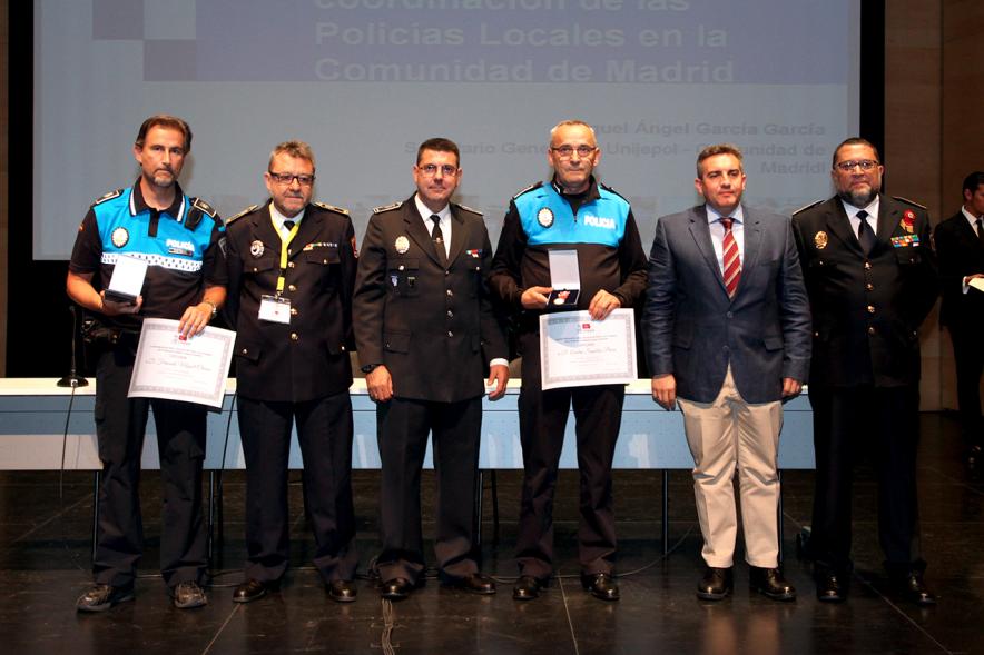 Ier Encuentro de las Policías Locales de la Comunidad de Madrid - Imagen de unas persona recibiendo los diplomas de mano de una autoridad.