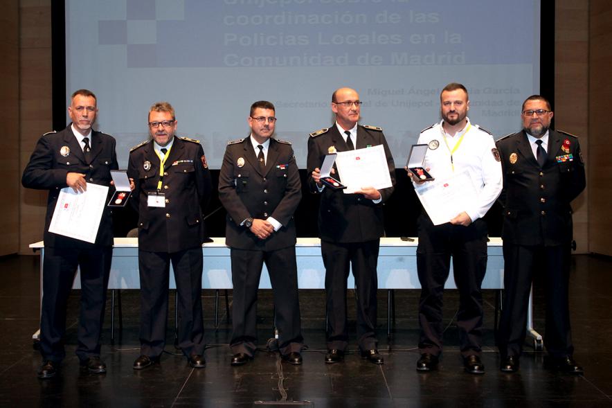 Ier Encuentro de las Policías Locales de la Comunidad de Madrid - Imagen de unas persona recibiendo los diplomas de mano de una autoridad.