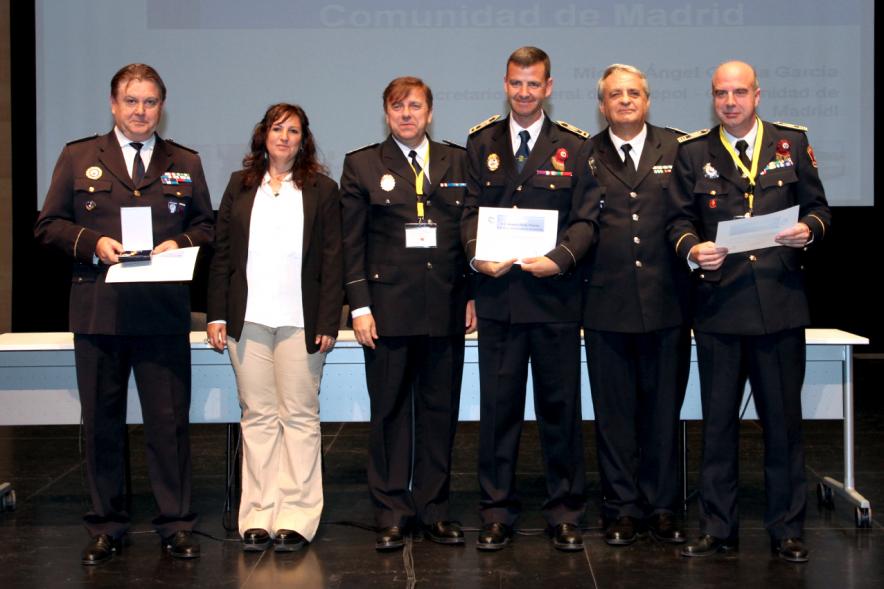 Ier Encuentro de las Policías Locales de la Comunidad de Madrid - Imagen de unas persona recibiendo los diplomas de mano de una autoridad.