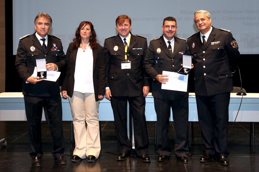 Ier Encuentro de las Policías Locales de la Comunidad de Madrid - Imagen de unas persona recibiendo los diplomas de mano de una autoridad.