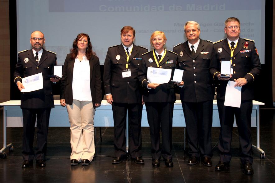 Ier Encuentro de las Policías Locales de la Comunidad de Madrid - Imagen de unas persona recibiendo los diplomas de mano de una autoridad.