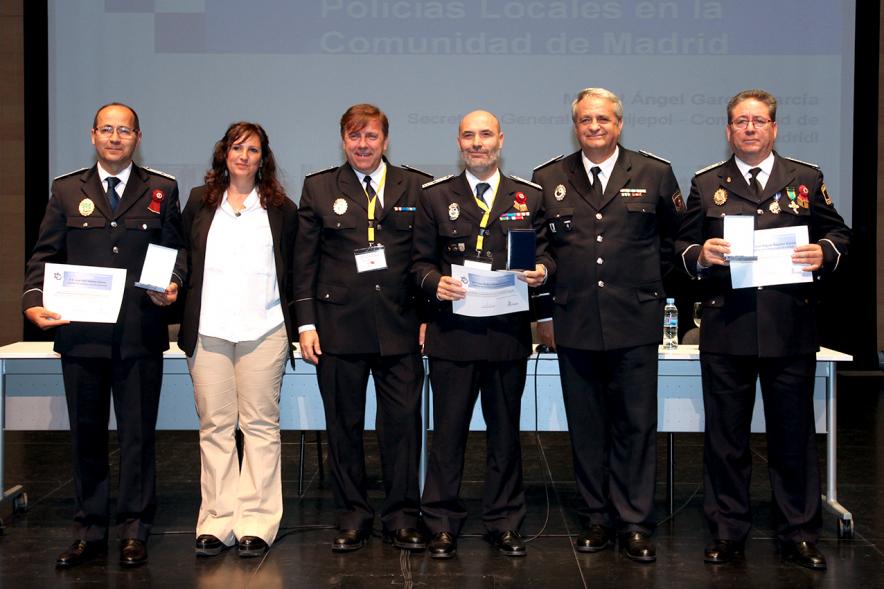 Ier Encuentro de las Policías Locales de la Comunidad de Madrid - Imagen de unas persona recibiendo los diplomas de mano de una autoridad.