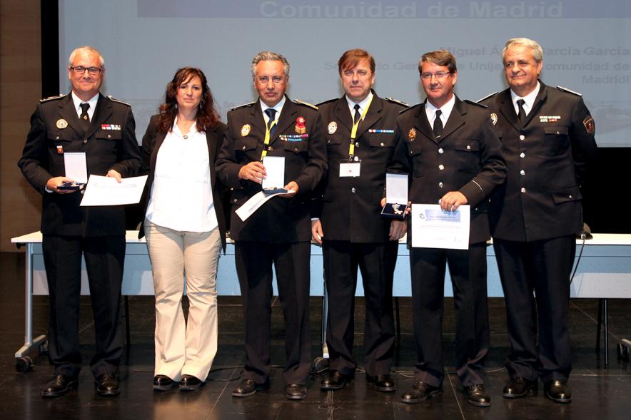 Ier Encuentro de las Policías Locales de la Comunidad de Madrid - Imagen de unas persona recibiendo los diplomas de mano de una autoridad.