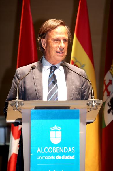 Ier Encuentro de las Policías Locales de la Comunidad de Madrid - Imagen del alcalde García de Vinuesa dirigiéndose al público asistente.