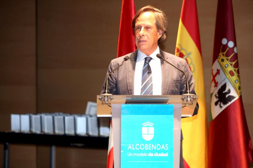 Ier Encuentro de las Policías Locales de la Comunidad de Madrid - Imagen del alcalde García de Vinuesa dirigiéndose al público asistente.