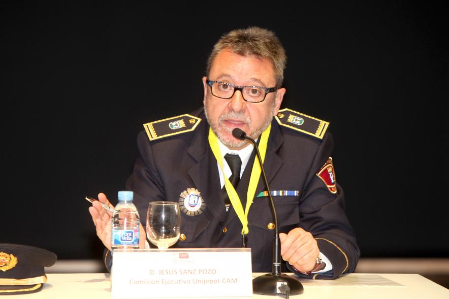 Ier Encuentro de las Policías Locales de la Comunidad de Madrid - Imagen de una de las autoridades presentes dirigiéndose al público presente en el acto.