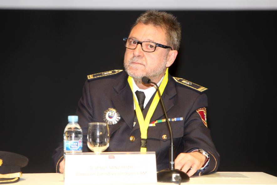 Ier Encuentro de las Policías Locales de la Comunidad de Madrid - Imagen de una de las autoridades presentes dirigiéndose al público presente en el acto.