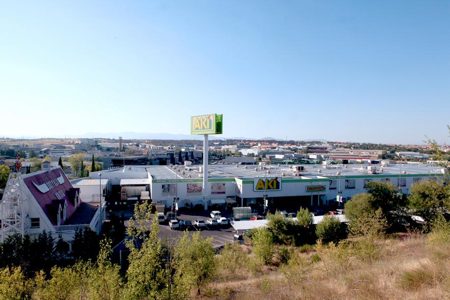 Superficie comercial de la empresa de materiales de bricolaje Akí y el icónico edificio de estilo Tejano del restaurante Buffalo Grill