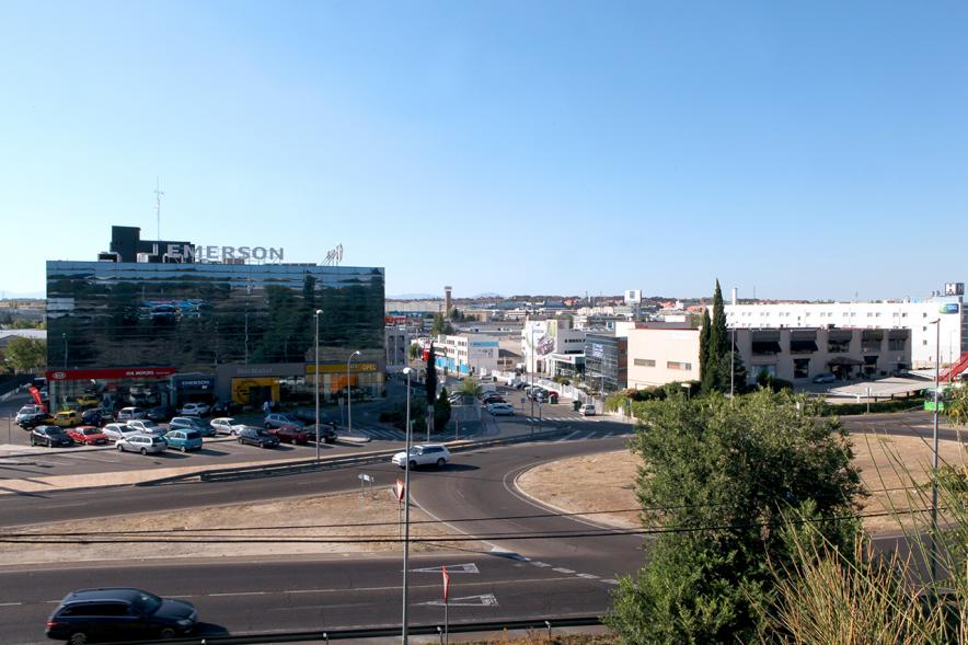 Rotonda en el polígono industrial donde se puede apreciar el edificio de oficinas de la empresa Emerson