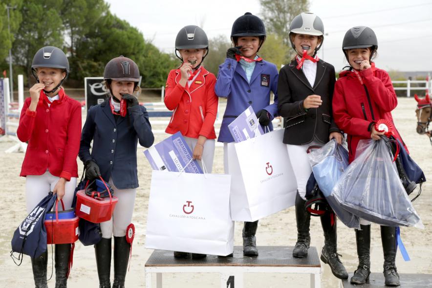Campeonato de la CM de Salto de Ponis e Interescuelas - Imagen del pódium con los ganadores del campeonato.