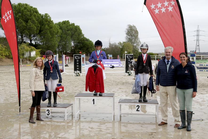 Campeonato de la CM de Salto de Ponis e Interescuelas - Imagen del pódium con los ganadores del campeonato.