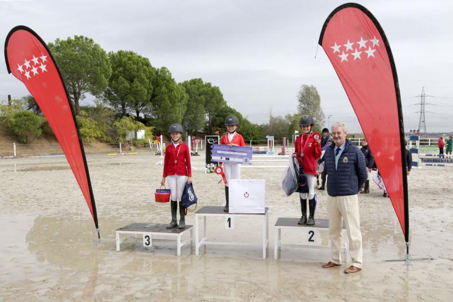 Campeonato de la CM de Salto de Ponis e Interescuelas - Imagen del pódium con los ganadores del campeonato.