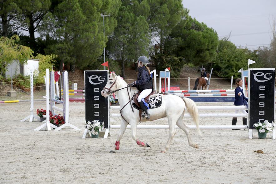 Campeonato de la CM de Salto de Ponis e Interescuelas - Imagen de la prueba, jinete montado en el pony.
