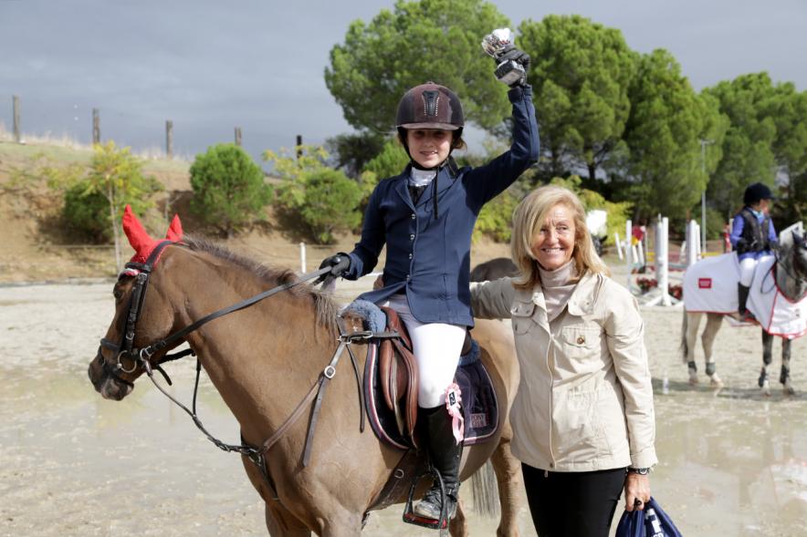 Campeonato de la CM de Salto de Ponis e Interescuelas - Imagen de una de las paticipantes en la prueba montada en su pony.