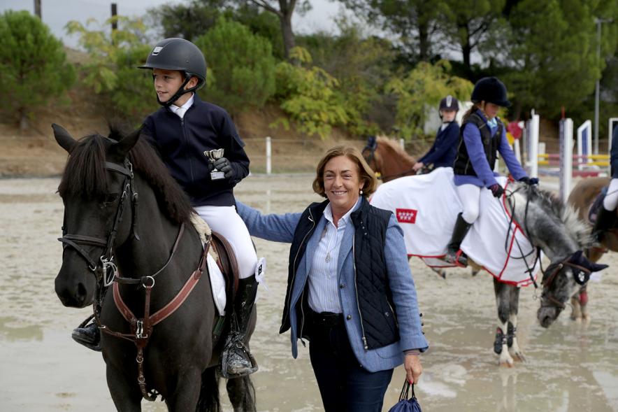 Campeonato de la CM de Salto de Ponis e Interescuelas -Imagen de una de las participantes en la prueba montada en su pony.