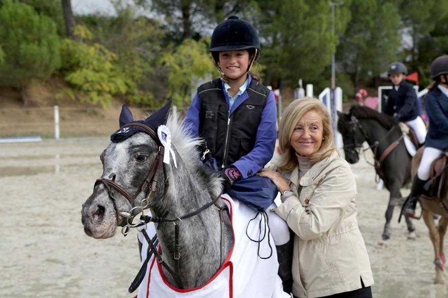 Campeonato de la CM de Salto de Ponis e Interescuelas - Imagen de una de las participantes en la prueba montada en su pony.