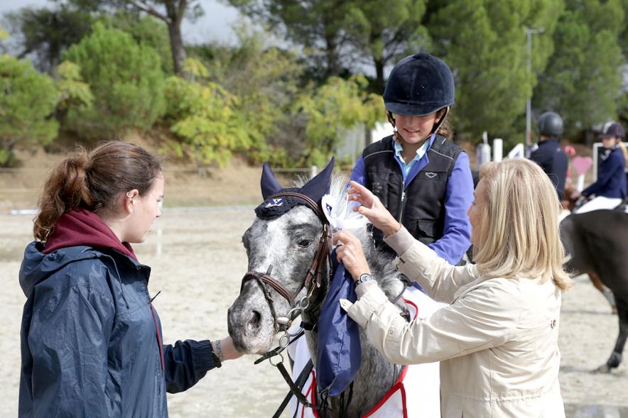 Campeonato de la CM de Salto de Ponis e Interescuelas - Imagen de una de las participantes en la prueba montada en su pony.
