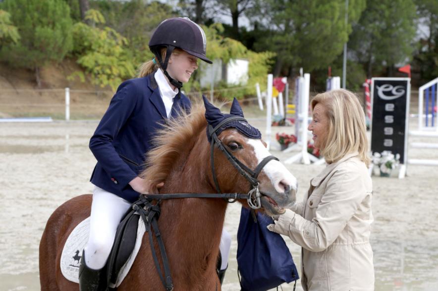 Campeonato de la CM de Salto de Ponis e Interescuelas - Imagen de una de las participantes en la prueba montada en su pony.