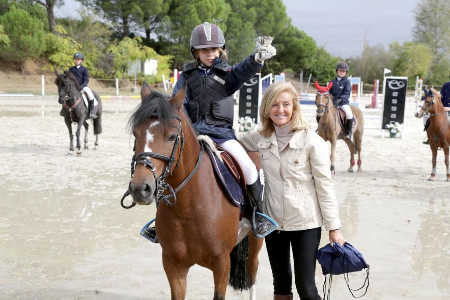 Campeonato de la CM de Salto de Ponis e Interescuelas - Imagen de una de las participantes en la prueba montada en su pony.