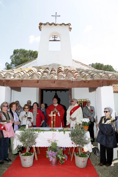 Miembros de la iglesia rinden rinden la misa del Santo