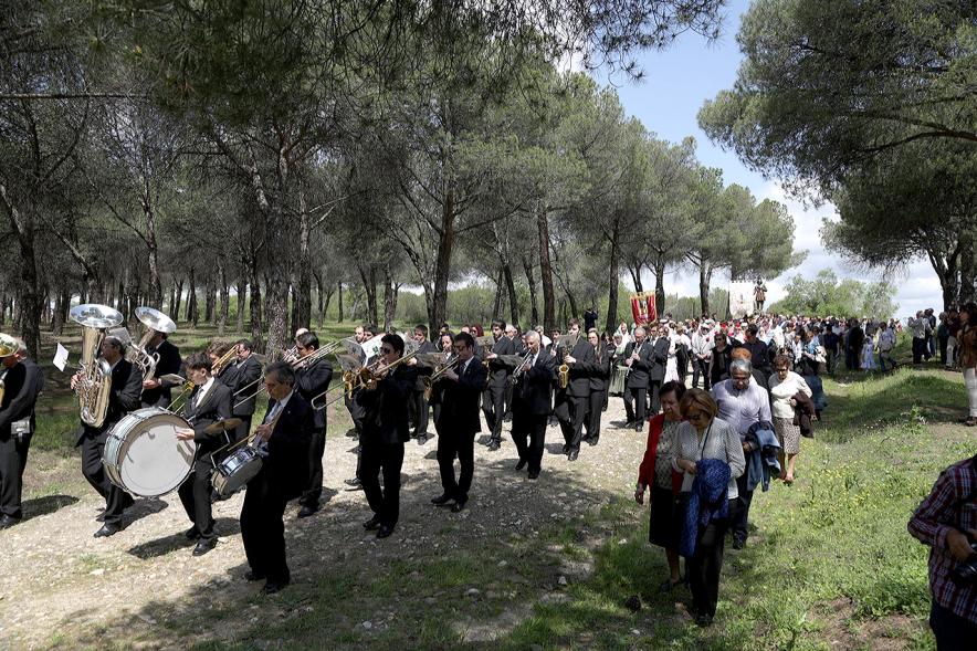 Orquesta y asistentes durante la romería