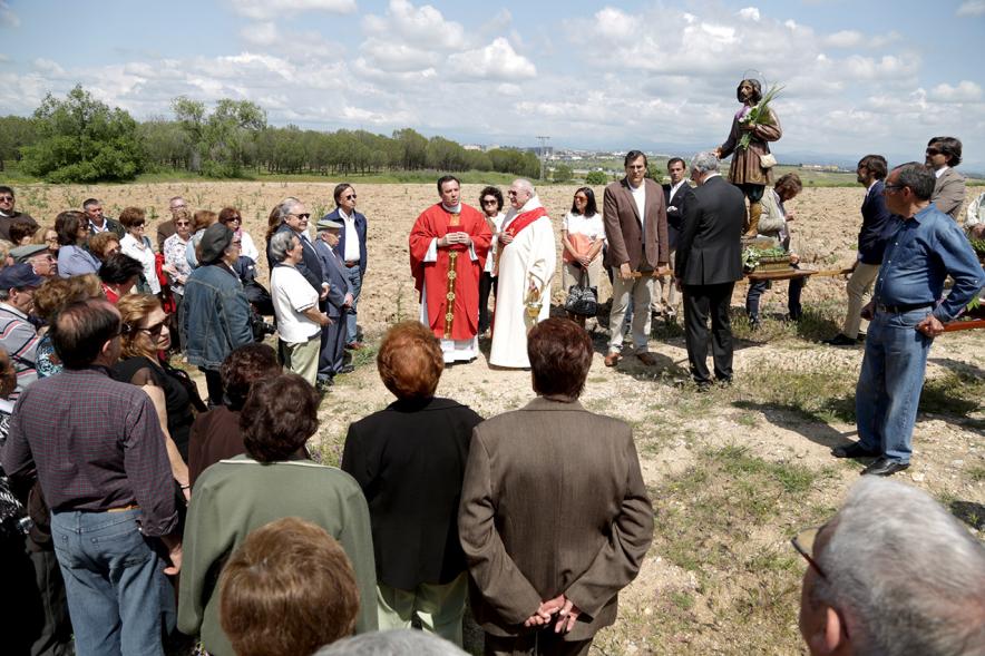 Miembros de la iglesia con publico y santo al fondo
