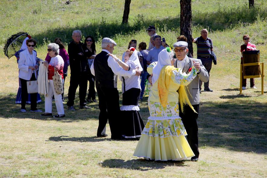 Asistentes bailando el chotis