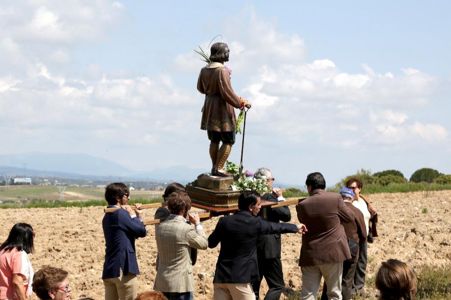 Figura del Santo portada a hombros por voluntarios