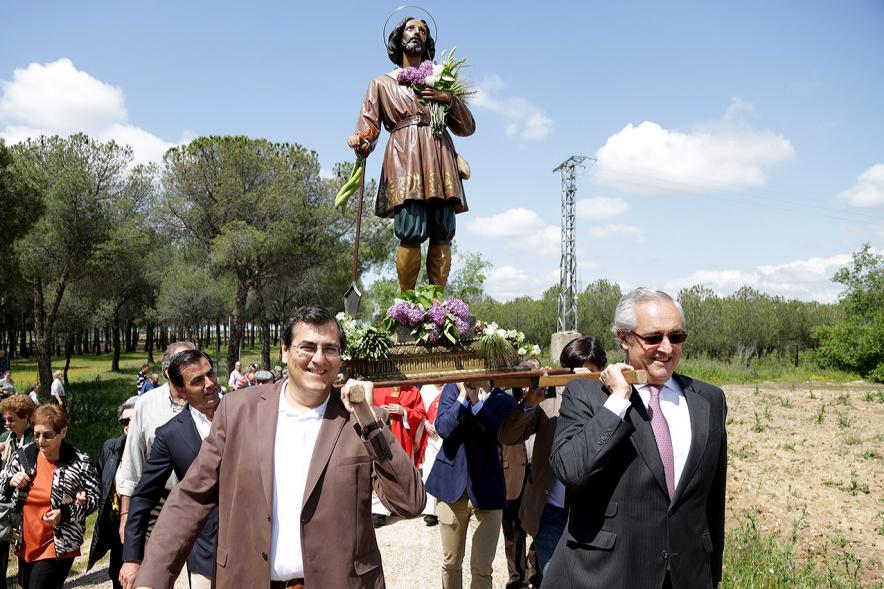 Porteadores con imagen del santo al hombro