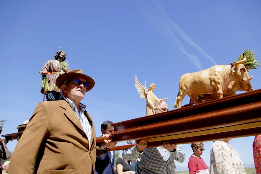 Participante con esculturas del santo detrás