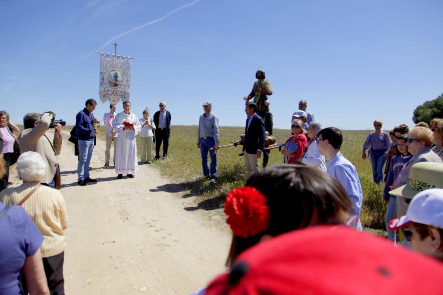 Representantes de la iglesia con portadores de la imagen