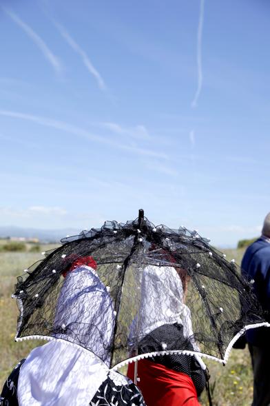 Mujer con parasol de encaje durante la romería