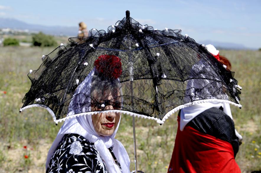 Mujer con parasol de encaje durante la romería