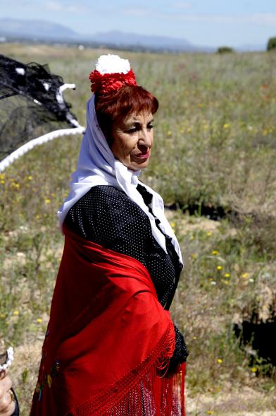 Mujer vestida con traje típico