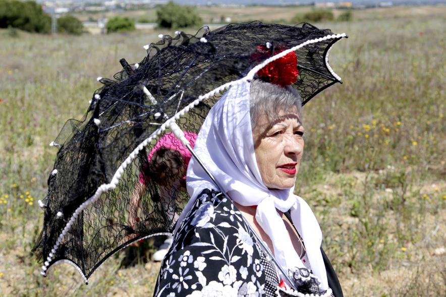 Mujer con parasol de encaje durante la romería