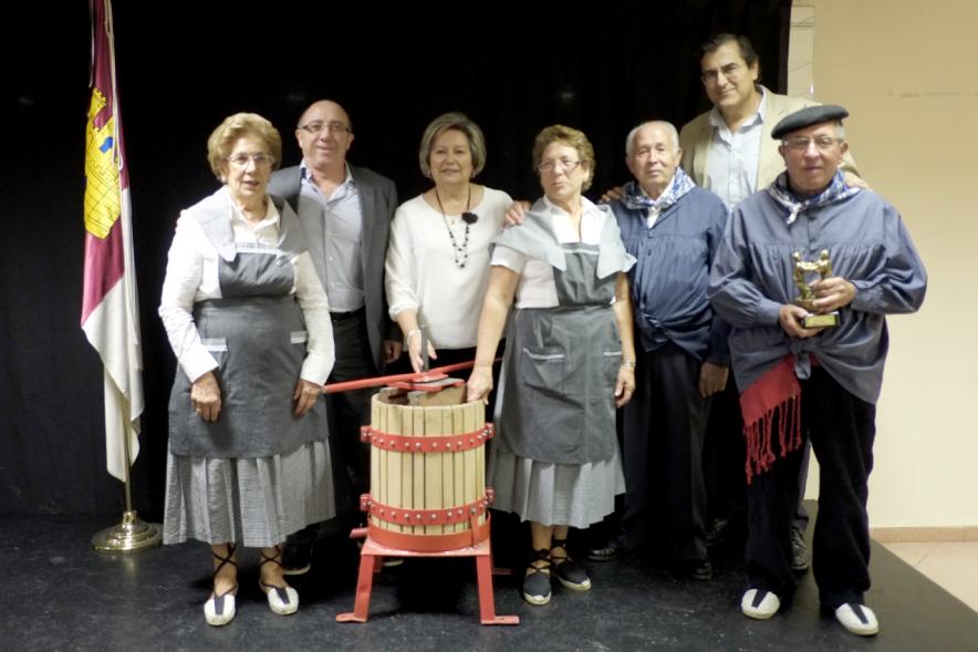 Pregón Fiesta de la Vendimia de la Casa de Castilla La Mancha - Imagen de grupo vestidos con trajes vendimiadores.