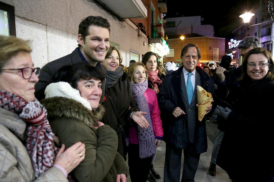 Pregón de las Fiestas Virgen de La Paz por Manu Tenorio - Imagen del cantante Manu Tenorio con el alcalde García de Vinuesa saludando al público asistente.