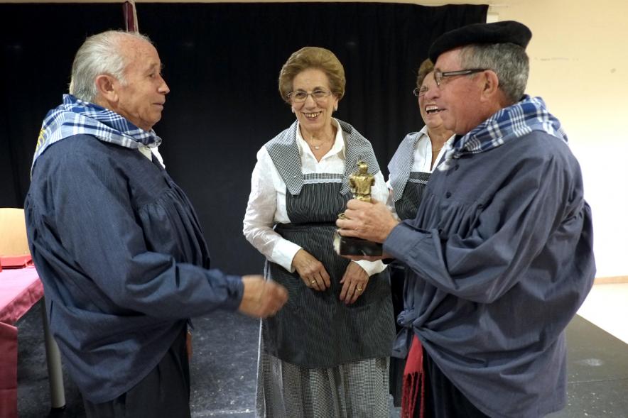 Pregón Fiesta de la Vendimia de la Casa de Castilla La Mancha - Imagen de grupo vestidos con trajes vendimiadores.