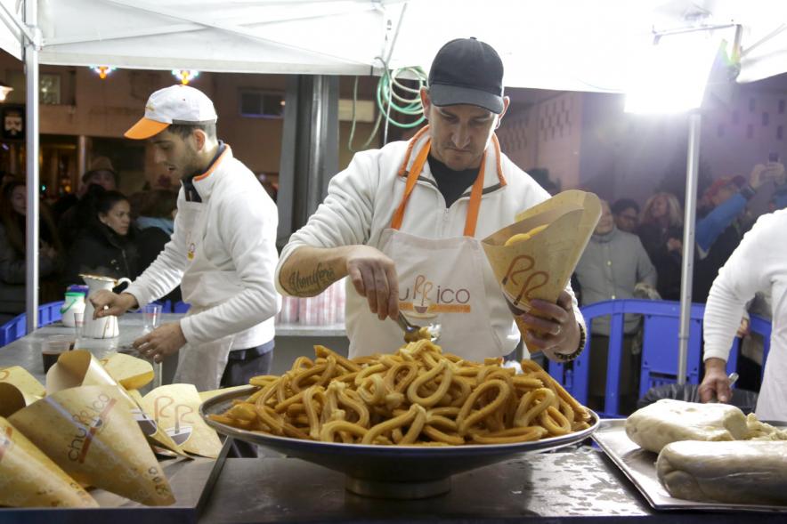 Pregón de las Fiestas Virgen de La Paz por Manu Tenorio - Imagen de un puesto de churros.